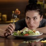Emocinis valgymas: kodėl siekiame šokolado, kai liūdna?